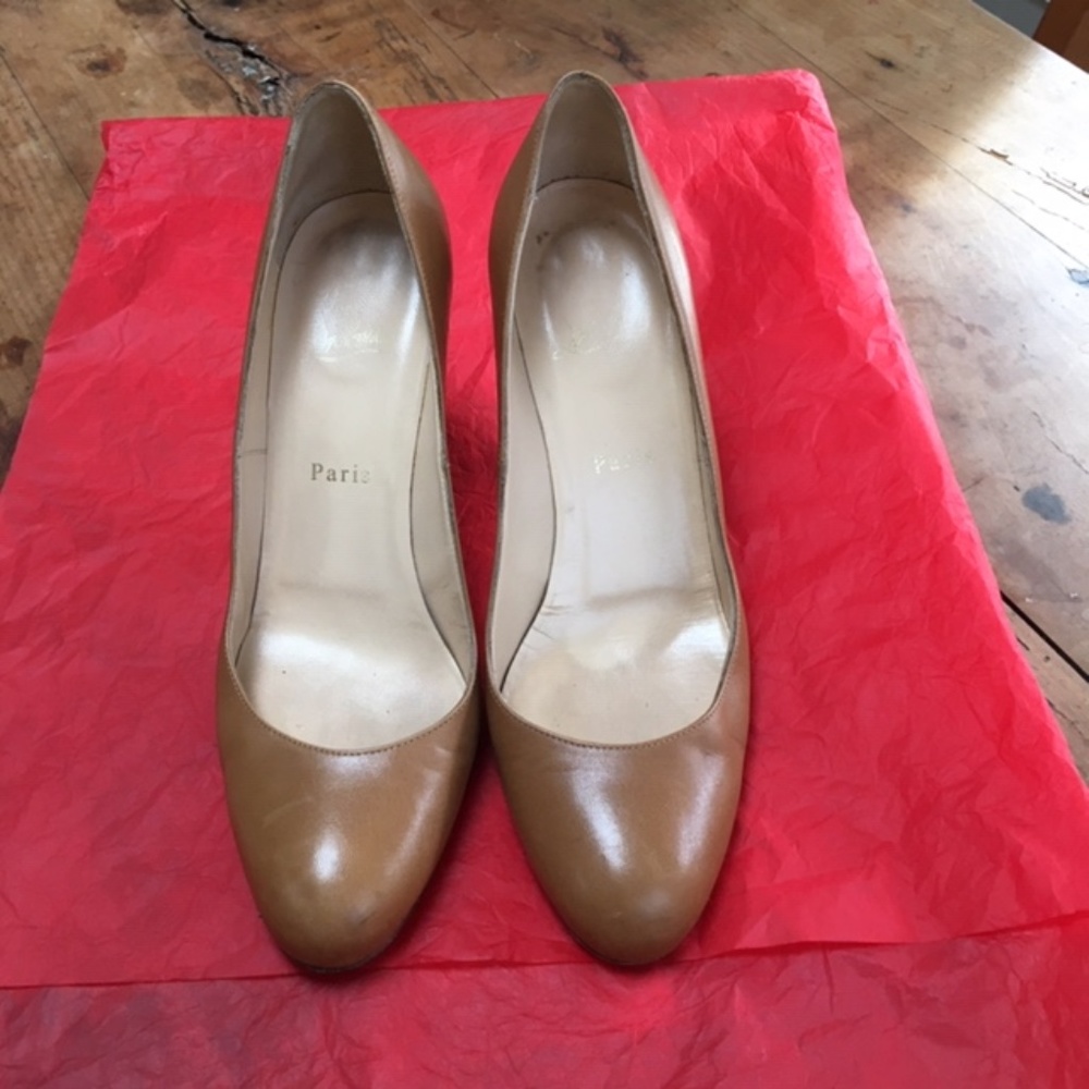 Classic Christian Louboutin Tan Heels, size 39